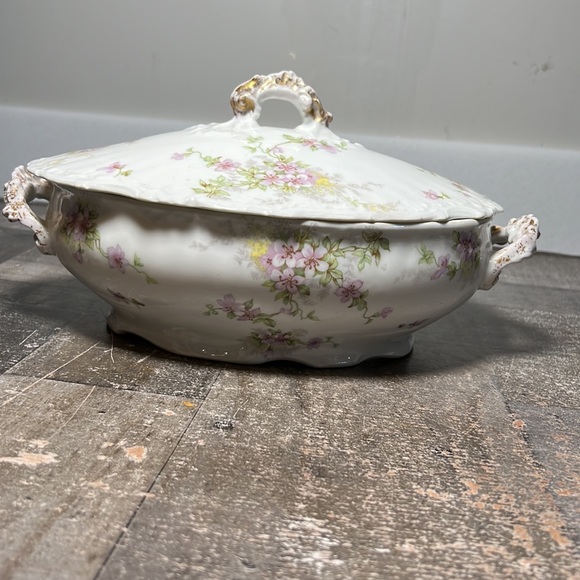Vintage Elite Works Oval White Casserole with Lid Purple flowers Limoges France - Picture 7 of 13